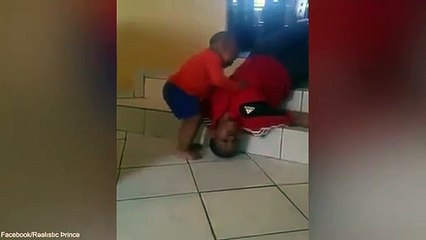 Criança chora perante tia que finge estar morta