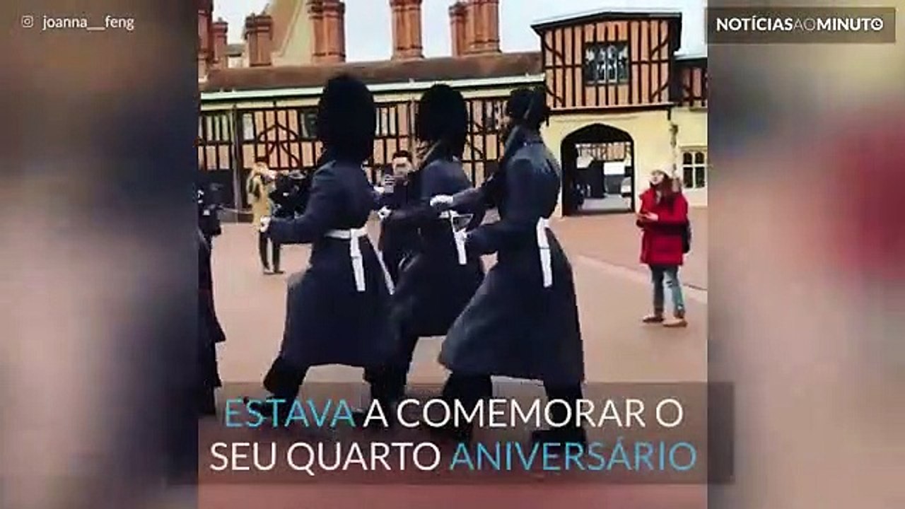 Menino vestido de soldado encanta a internet