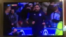 Treinadores do Huddersfield e do Leeds pegam-se e lançam a confusão no relvado