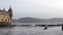 Surfista desafia autoridades e surfa ondas junto à Torre de Belém
