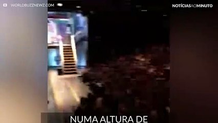 Hillary Clinton chega a um espetáculo da Broadway e é aplaudida