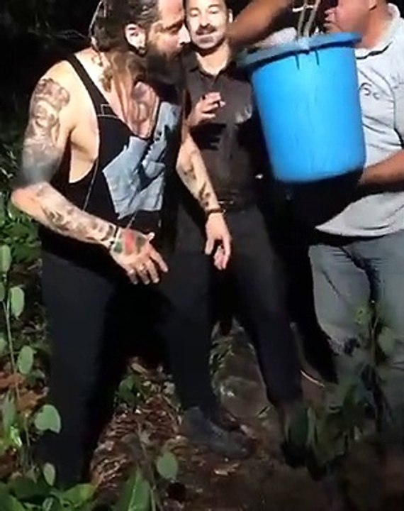 Pela profissão, Henri Castelli toma banho de lama