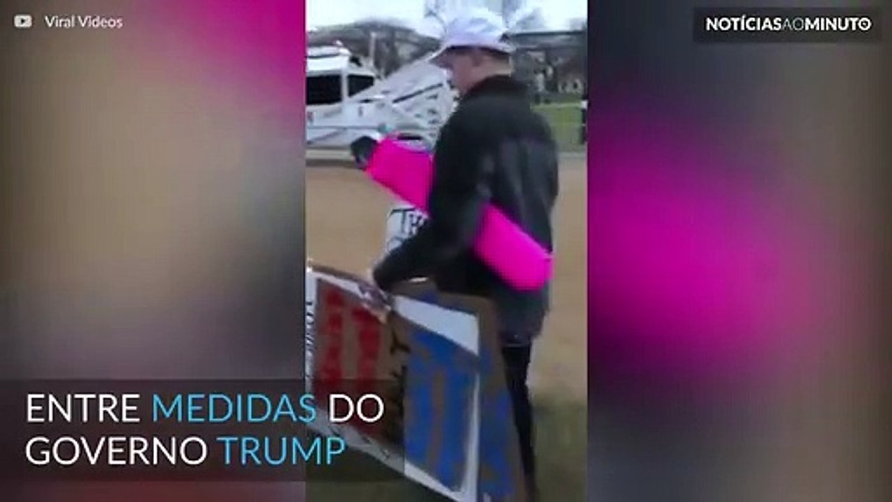 Homem recolhe cartazes jogados ao chão em protestos nos EUA