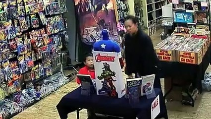 Chris Evans prega partida a fãs com boneco de Capitão América