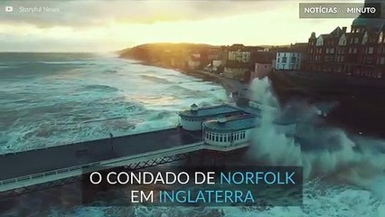 Imagens mostram a força do mar durante uma tempestade em Norfolk