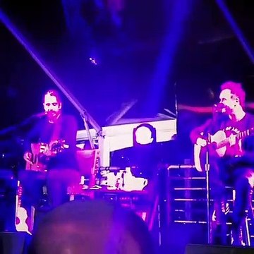 Brad Pitt sobe ao palco ao lado de Sting em concerto solidário
