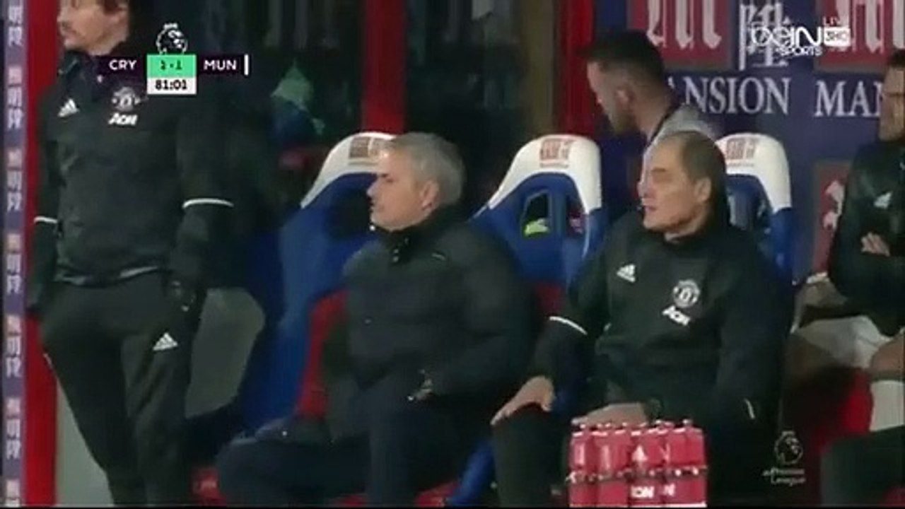 Rooney irritou-se no banco de suplentes e Mourinho explicou o porquê