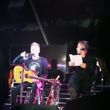 Brad Pitt sobe ao palco ao lado de Sting