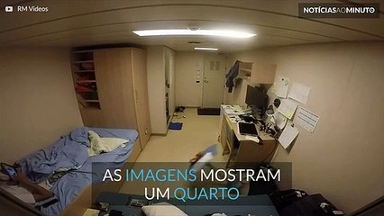 O interior caótico de um quarto num navio