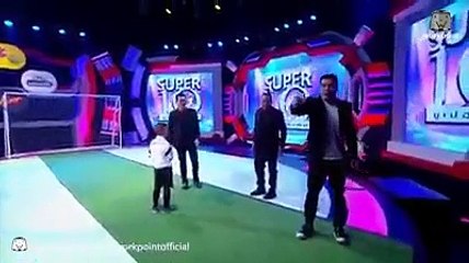 Tem sete anos, é um prodígio no futebol, mas não tem cidadania