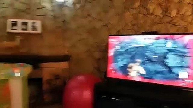 Jogar com a filha ao colo? Eis a missão impossível de Raminhos