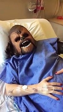 Decidiu usar máscara de Chewbacca enquanto dava à luz
