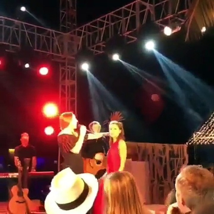 Victoria Beckham e Mel C cantam êxito das Spice Girls