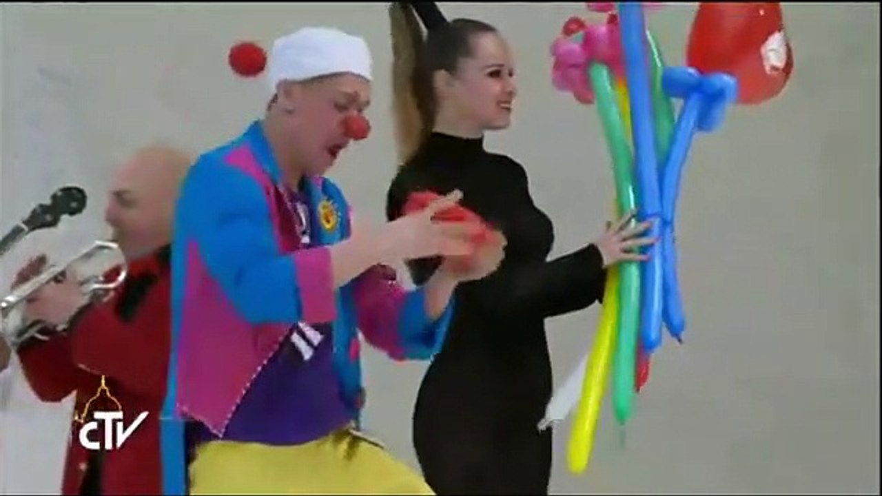 Malabaristas, palhaços e até papagaios atuam para o Papa Francisco