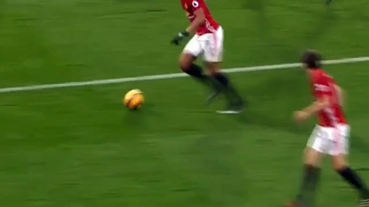 Ibrahimovic marca com golpe de karaté... mas vê...