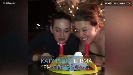 Katy Perry fica coberta de creme na cara