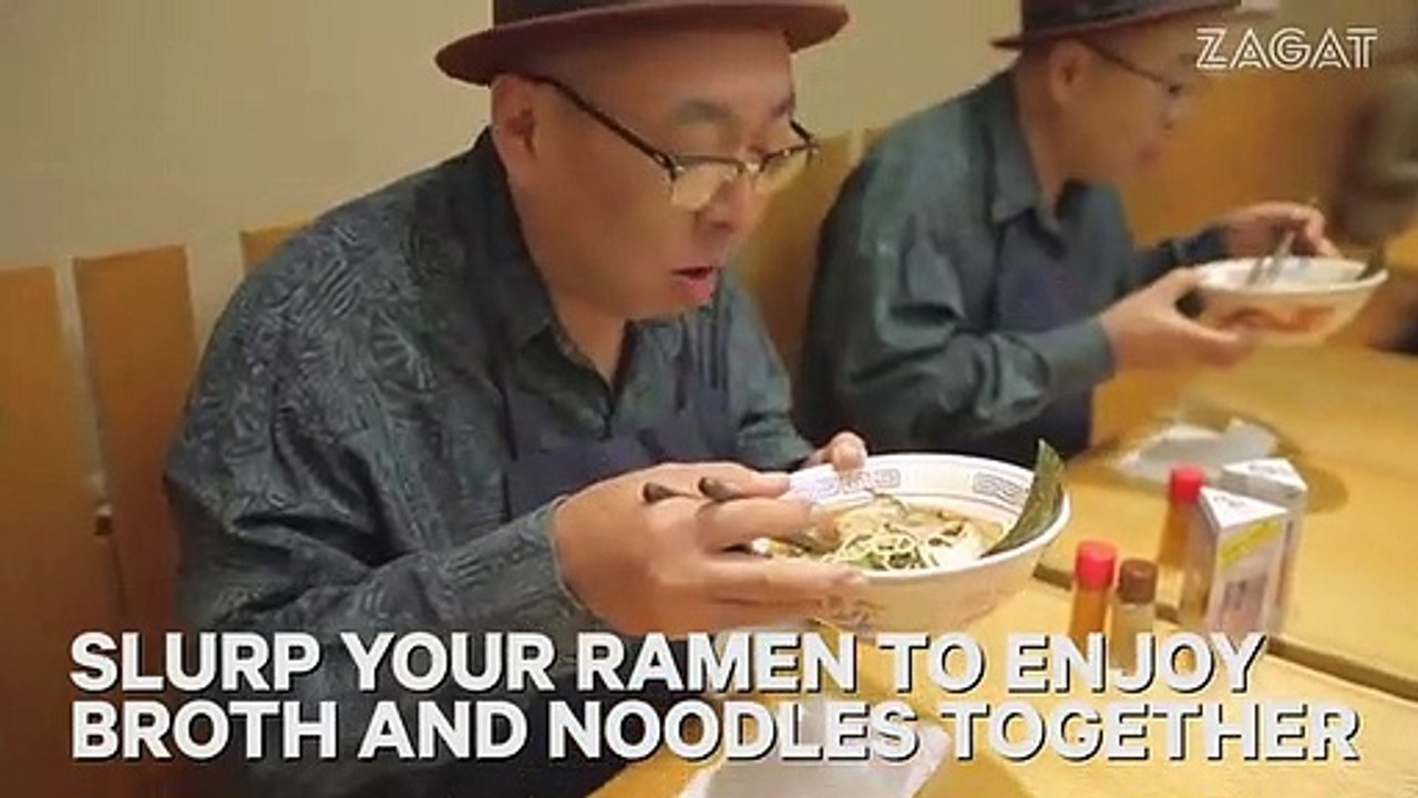 Acha que sabe comer Ramen? Mestre mostra-lhe como se faz