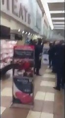 Metallica cantam 'Enter Sandman' com funcionários de supermercado