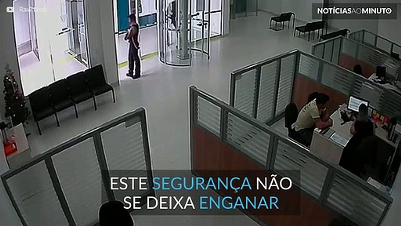 Assaltante com arma de brincar acaba baleado