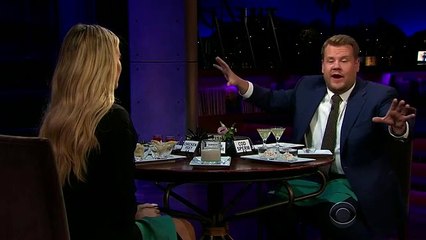 Khloe Kardashian come olho de peixe deixando pergunta sem resposta