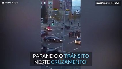 Turcos celebram casamento... no meio da rua