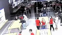 Veja como três homens assaltam uma loja da Apple em 15 segundos