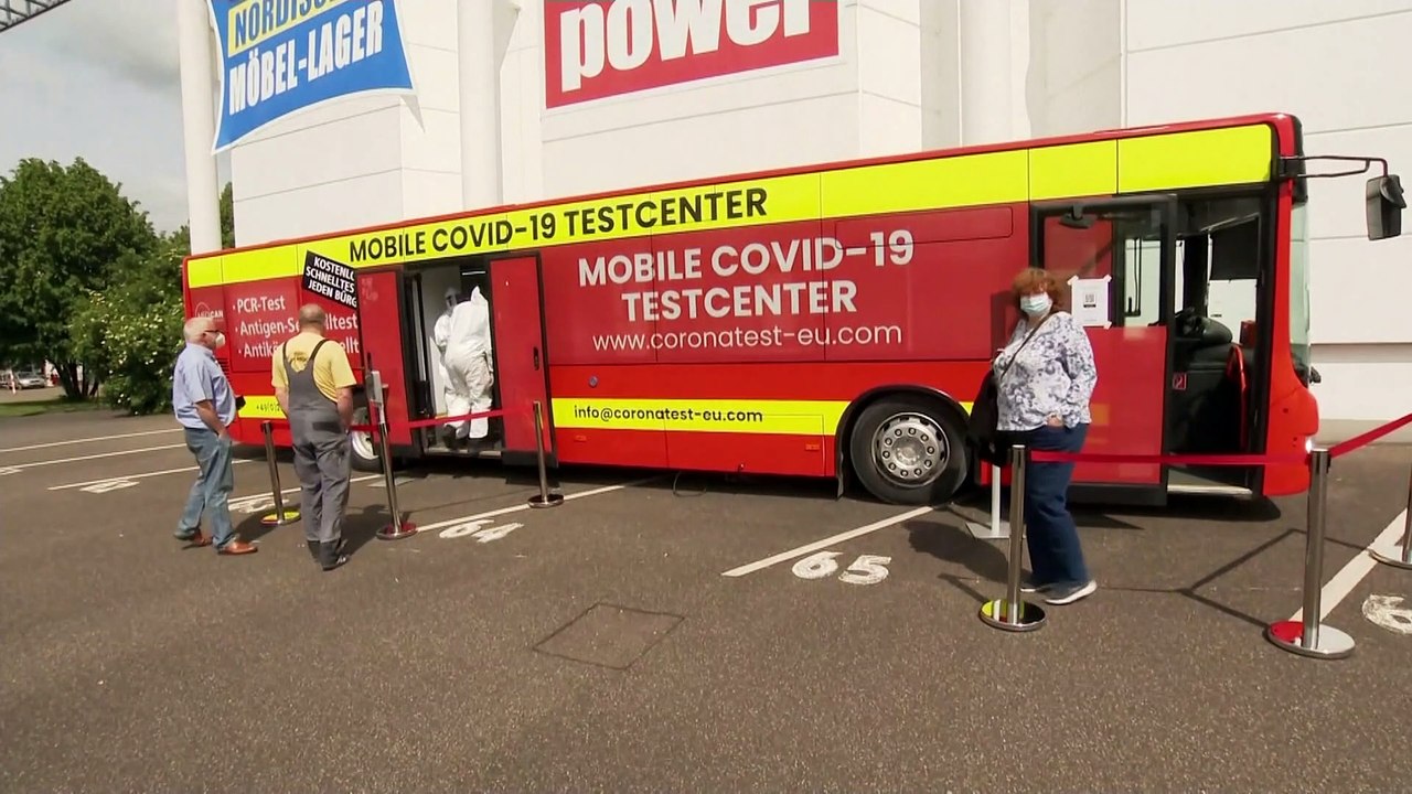 Ingyen kolbász és tb-megvonás - így ösztönöznek oltásra az európai országok