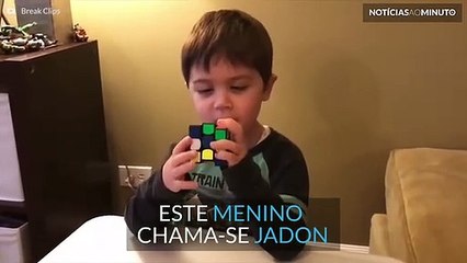 Menino com 5 anos resolve o cubo Rubik