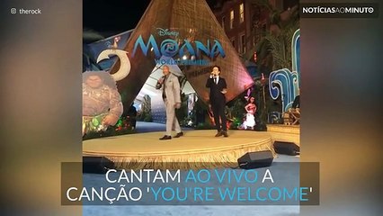 The Rock canta ao vivo música da Walt Disney