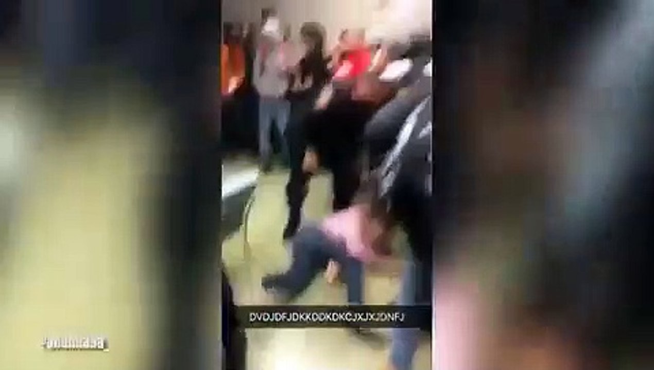 Vídeo mostra violência policia contra aluna env...