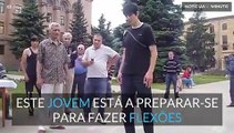 Jovem faz flexões utilizando apenas dois dedos e bate recorde