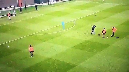 Kevin Stewart marca golaço no treino