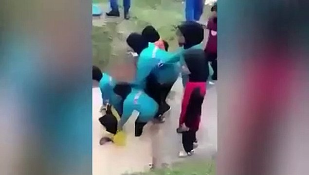 Meninas atiradas para poça de cobras. Professor diz que é para formar caráter