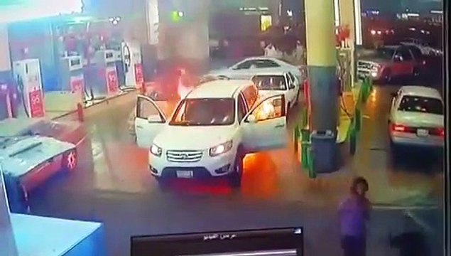 Carro começa a arder em bomba de gasolina. Passageiros não se aperceberam
