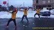 Três dançarinos sikh limpam neve com graça