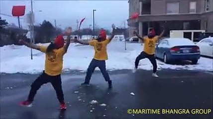 Três dançarinos sikh limpam neve com graça