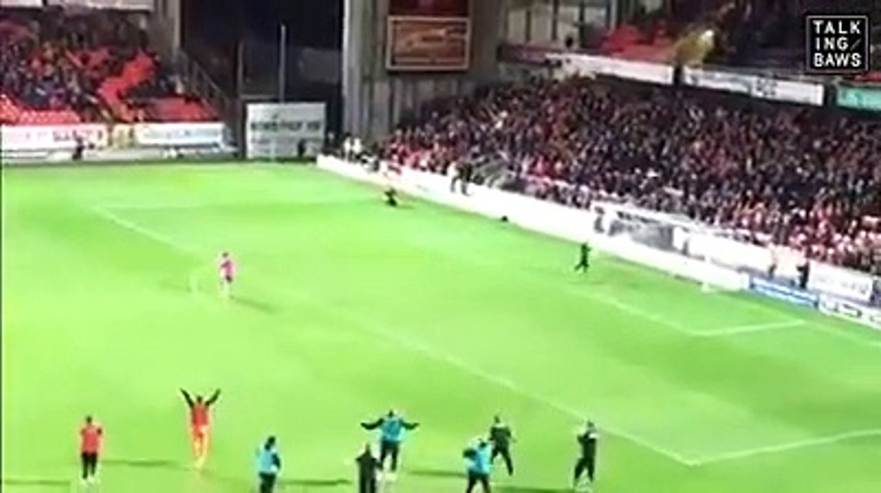 Estádio aplaude jovem amputado que marca golo