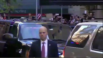 Donald Trump vaiado à chegada para votar