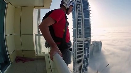 Base Jumper salta do topo de um edifício literalmente para as nuvens