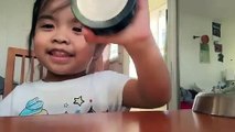 Menina com três anos de idade dá tutorial de maquilhagem