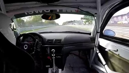 Piloto mete prego em competição, mas sofre um ligeiro percalço