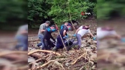 Selde hayatlarını kaybedenlerin cenazeleri enkazdan çıkartılıyor