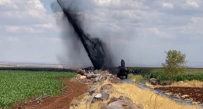 Boru hattı delindi metrelerce yükseğe petrol fışkırdı