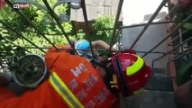 Bombeiros salvam criança presa em terceiro andar pela cabeça