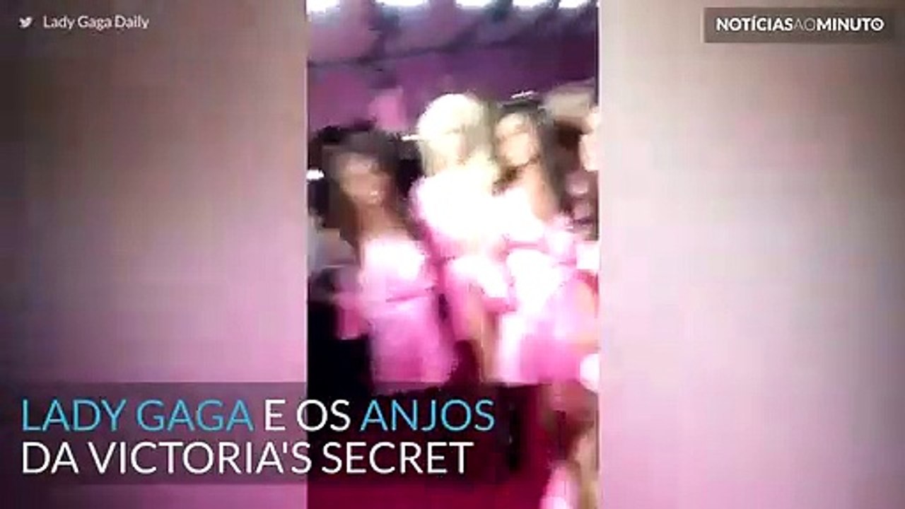 Lady Gaga e Anjos da Victoria's Secret cantam no backstage