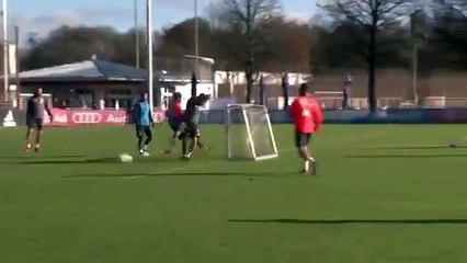 Renato Sanches meteu Ribéry dentro da baliza... literalmente