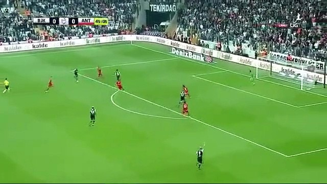 Aboubakar marca golaço