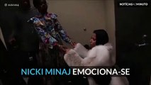 Nicki Minaj ajoelha-se ao pés de Lauryn Hill