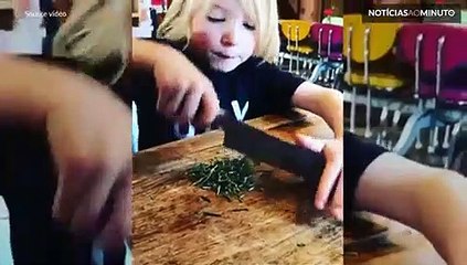 Jamie Oliver orgulhoso ensina filho a manusear facas