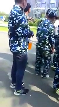 Alunos chegam atrasados e são violentamente agredidos por professor